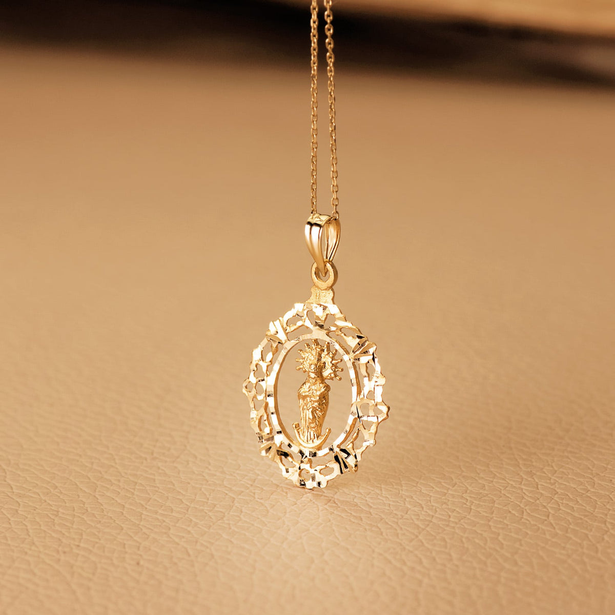 Medalla Virgen de la Almudena Orla 27 x 20 mm de oro amarillo 18K