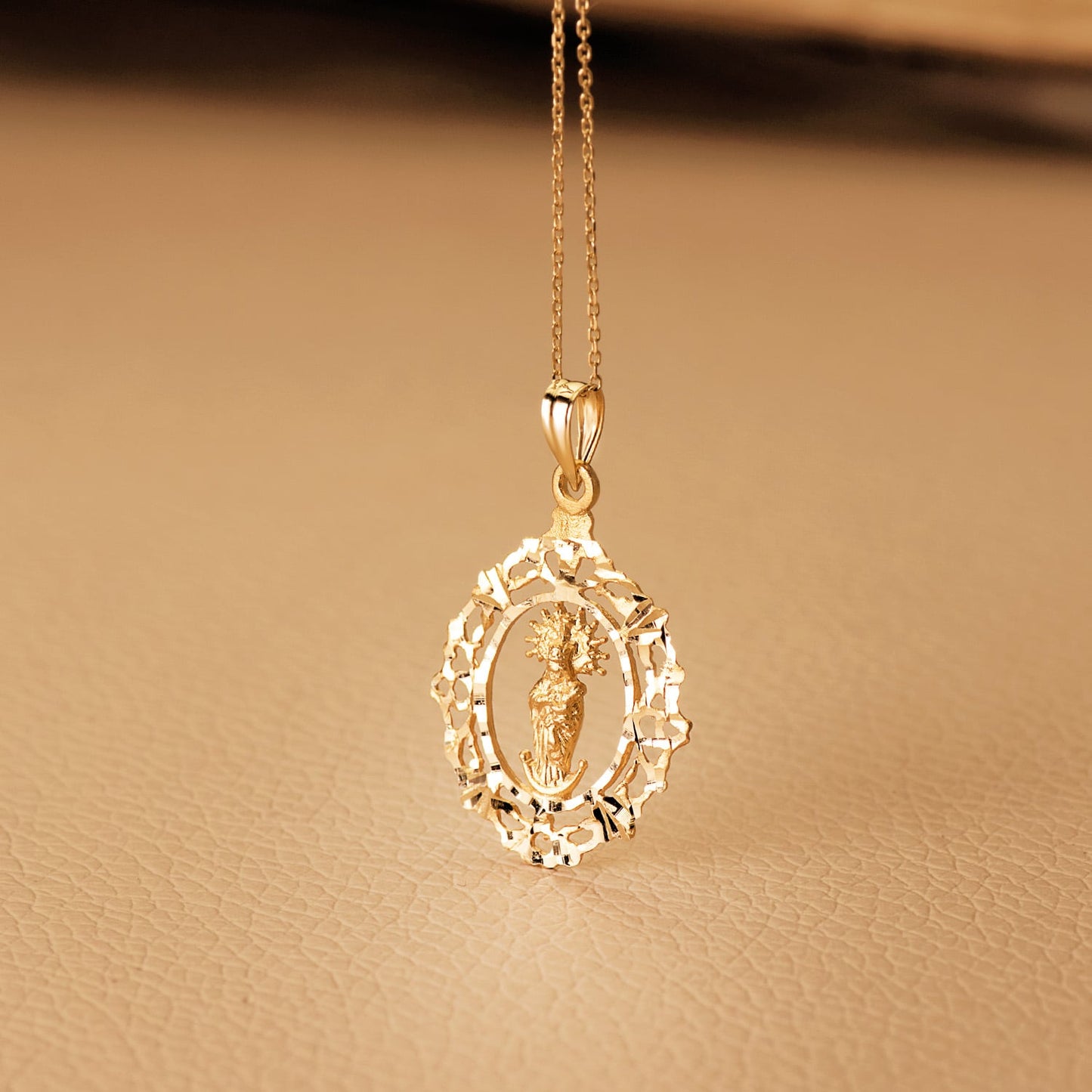 18K MEDALLA ORO AMARILLO VIRGEN DE LA ALMUDENA ORLA 27X20 MM