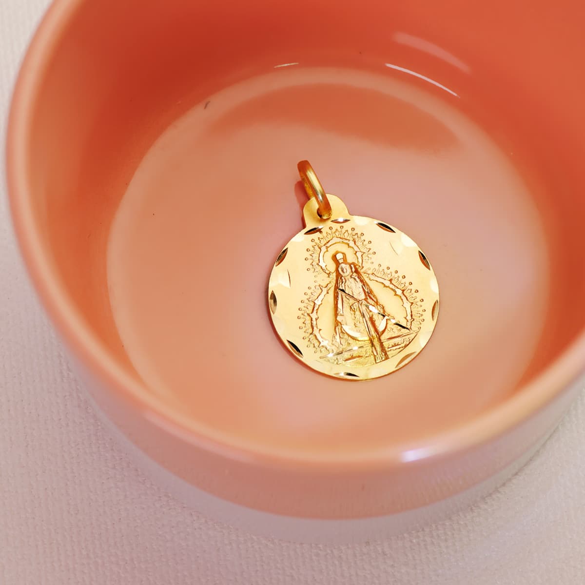 Medalla Virgen de la Cabeza Tallada 22 mm de oro amarillo 18K