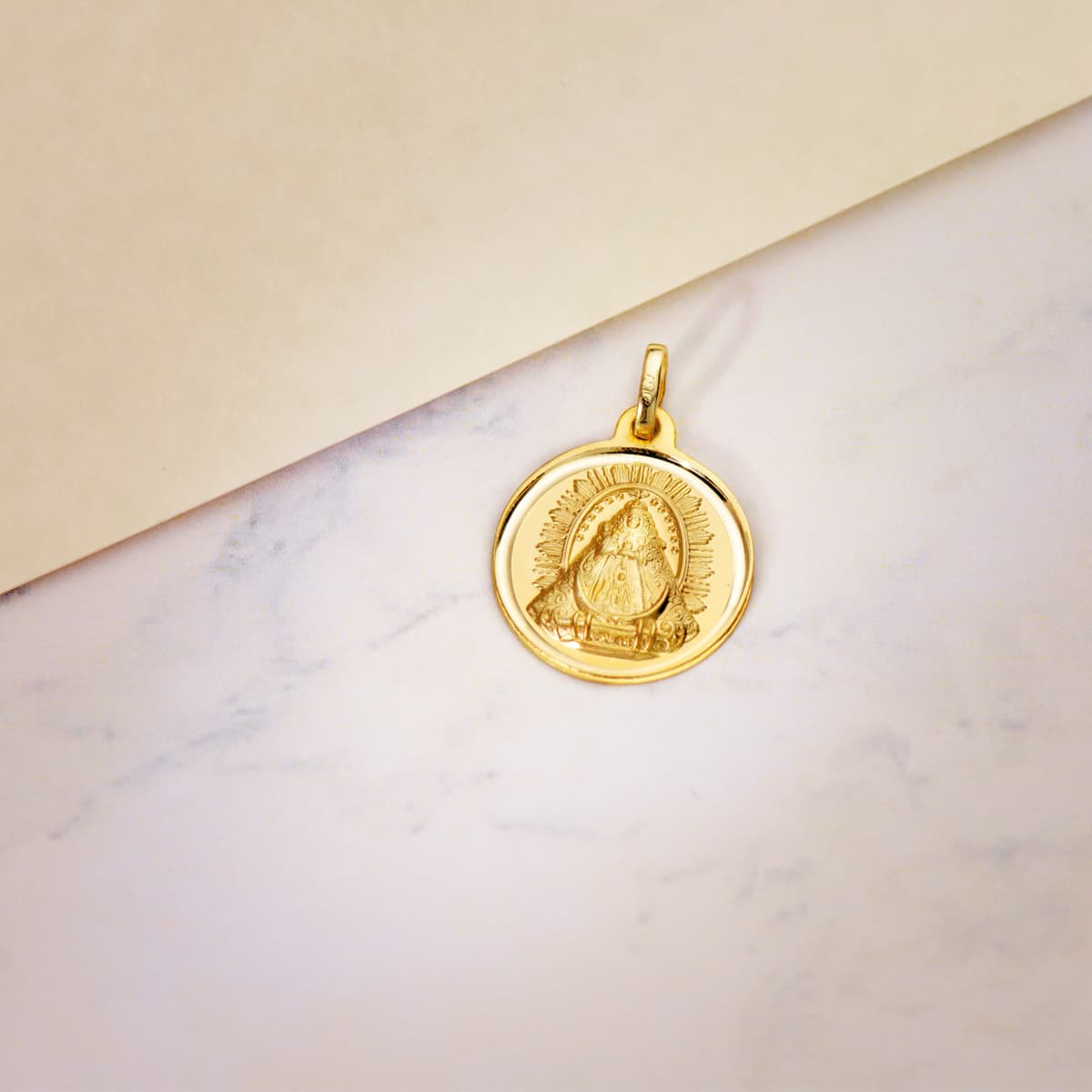 Medalla Virgen de Las Nieves Bisel 18 mm de oro amarillo 18K
