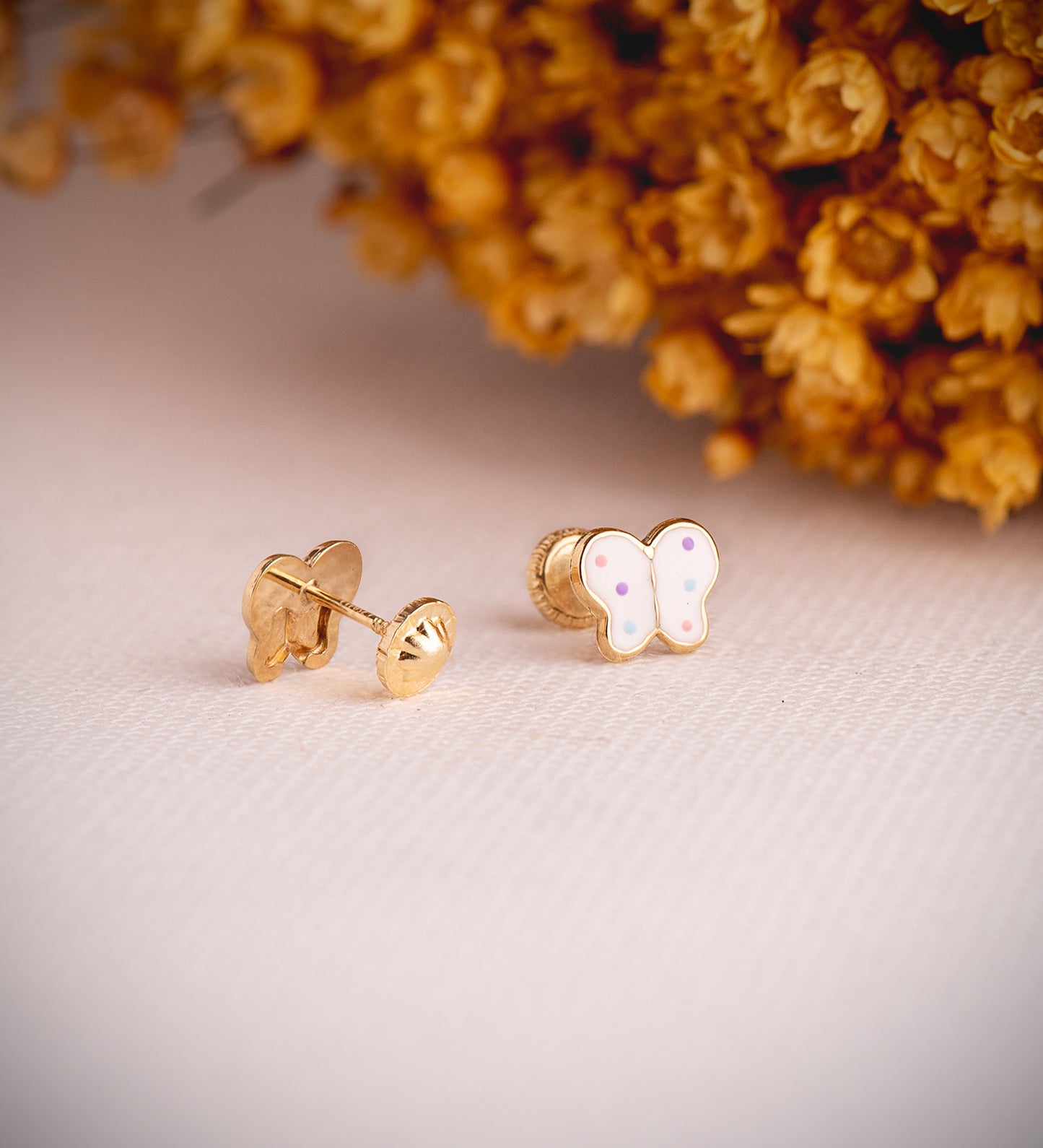 18K PENDIENTES ORO AMARILLO MARIPOSAS ESMALTE BLANCO. MEDIDA: 8 X 6,5 MM.CIERRE TUERCA