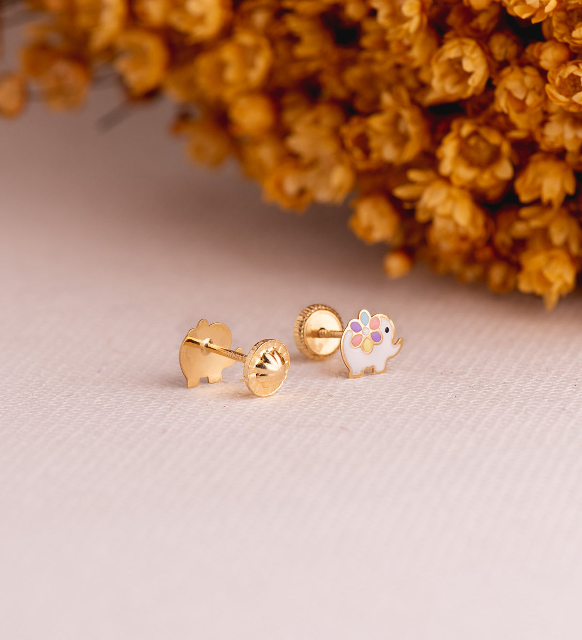 Pendientes Elefantes Esmaltados. Medida: 7 x 6 mm. Cierre Tuerca de oro amarillo 18K