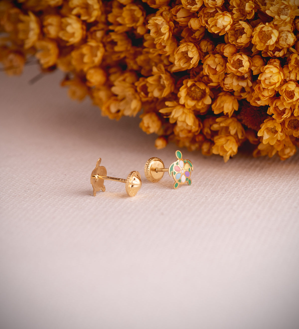 Pendientes Tortugas Esmaltadas. Medida: 7,5 x 6,5 mm. Cierre Tuerca de oro amarillo 18K