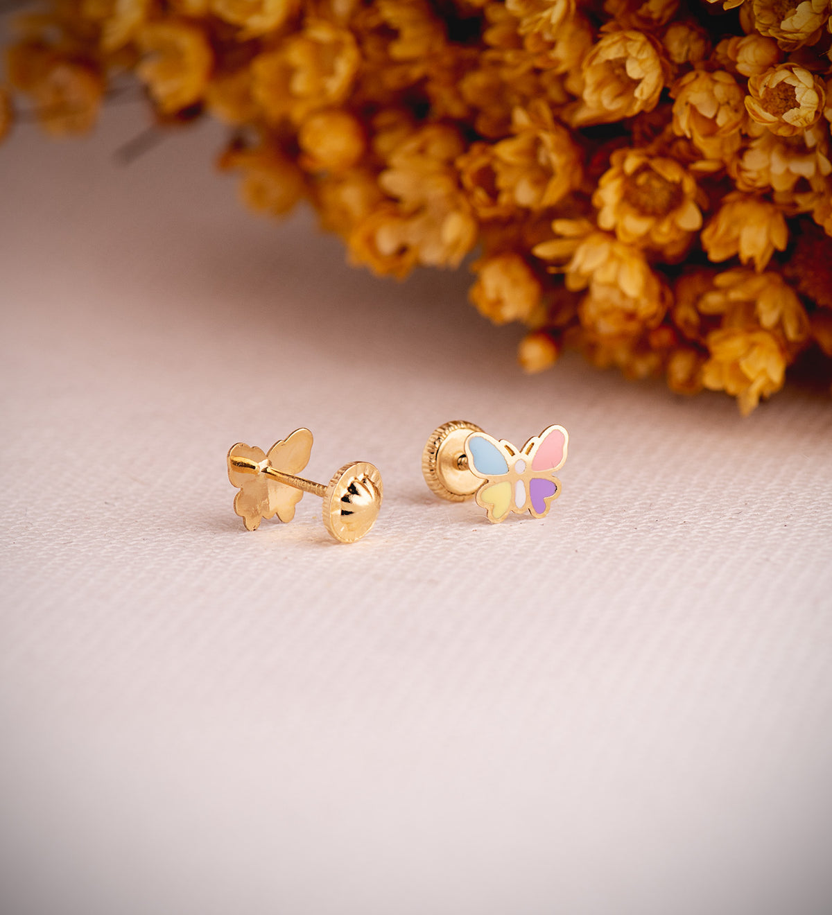 Pendientes Mariposas Esmaltadas. Medida: 7 x 6 mm. Cierre Tuerca de oro amarillo 18K