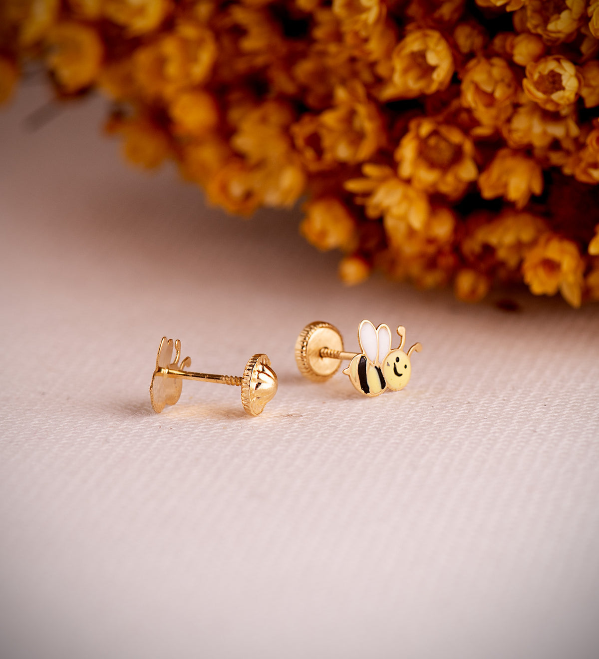 Pendientes Abejas Esmaltadas. Medida: 8 x 7,5 mm.cierre Tuerca de oro amarillo 18K