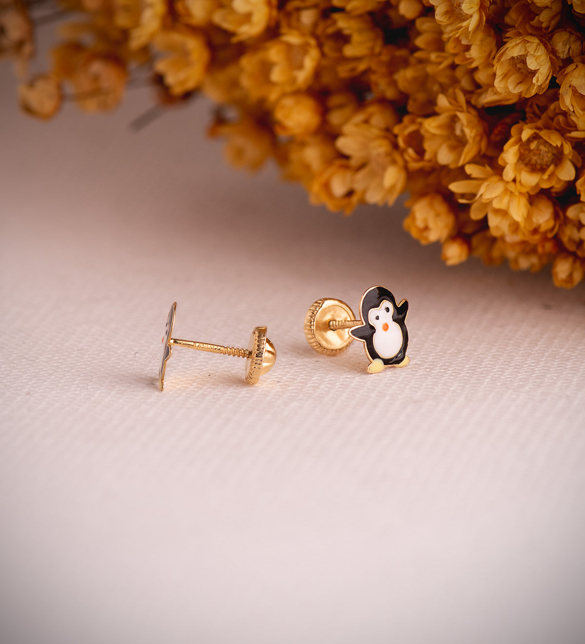 Pendientes Pinguinos Esmaltados. Medida: 8 x 7 mm. Cierre Tuerca de oro amarillo 18K