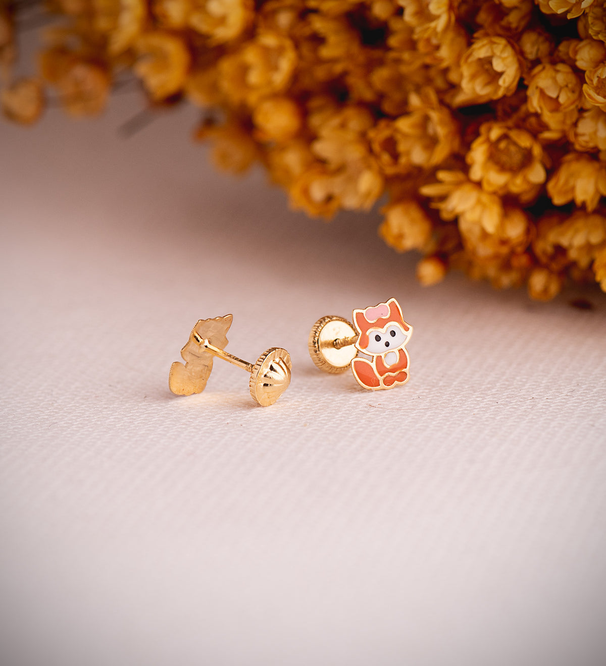 Pendientes Zorro Esmaltado. Medida: 7,5 x 7 mm. Cierre Tuerca de oro amarillo 18K