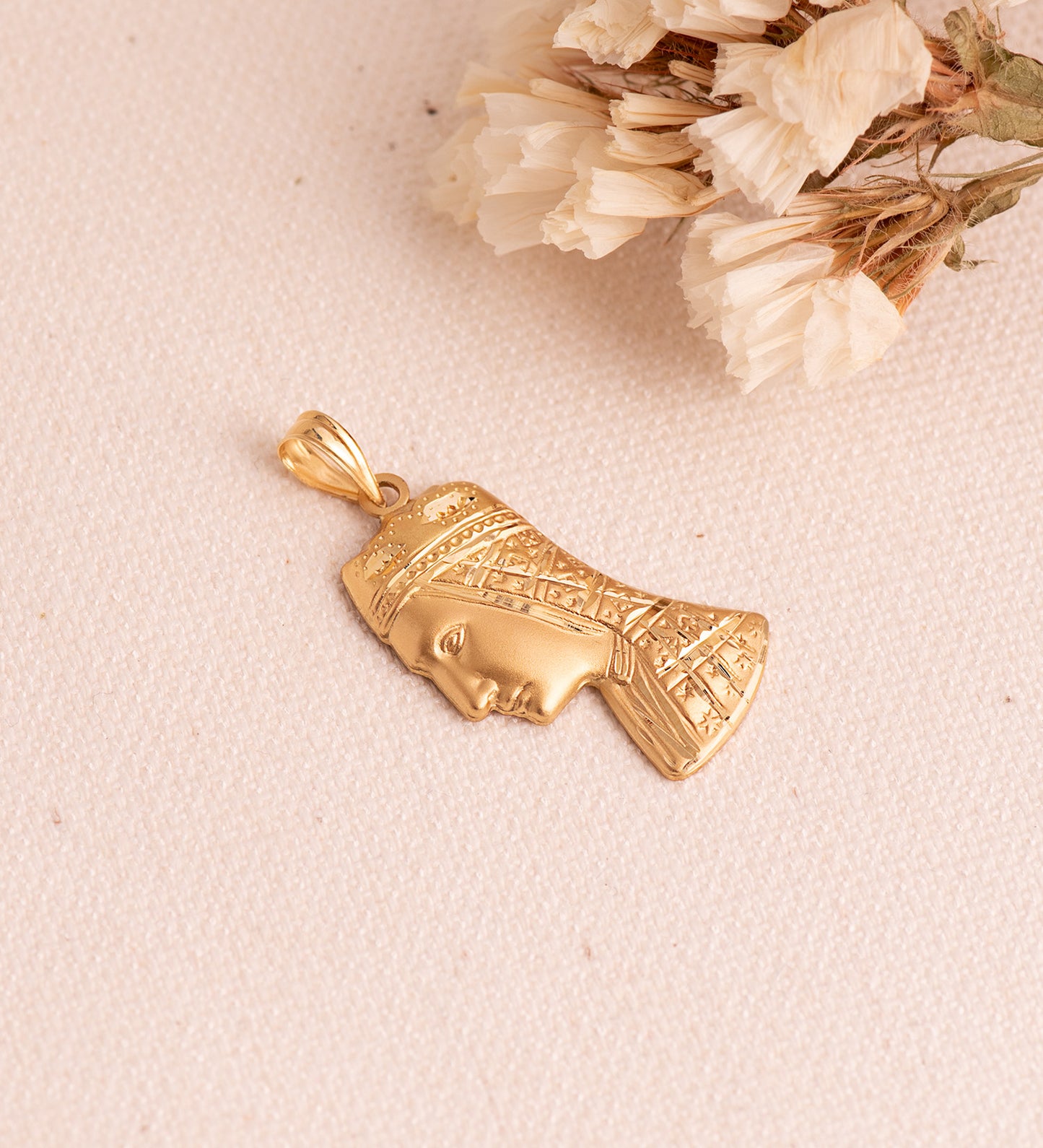 Medalla Virgen de Montserrat Silueta Tallada 25 x 14 mm de oro amarillo 18K