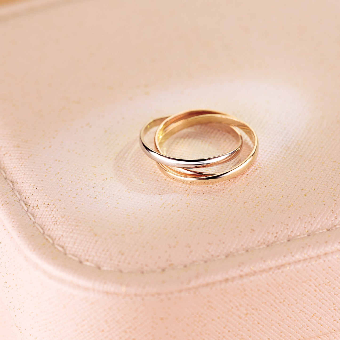 18K ALIANZA TRES AROS ORO TRICOLOR MEDIA CAÑA. ANCHO: 2 MM