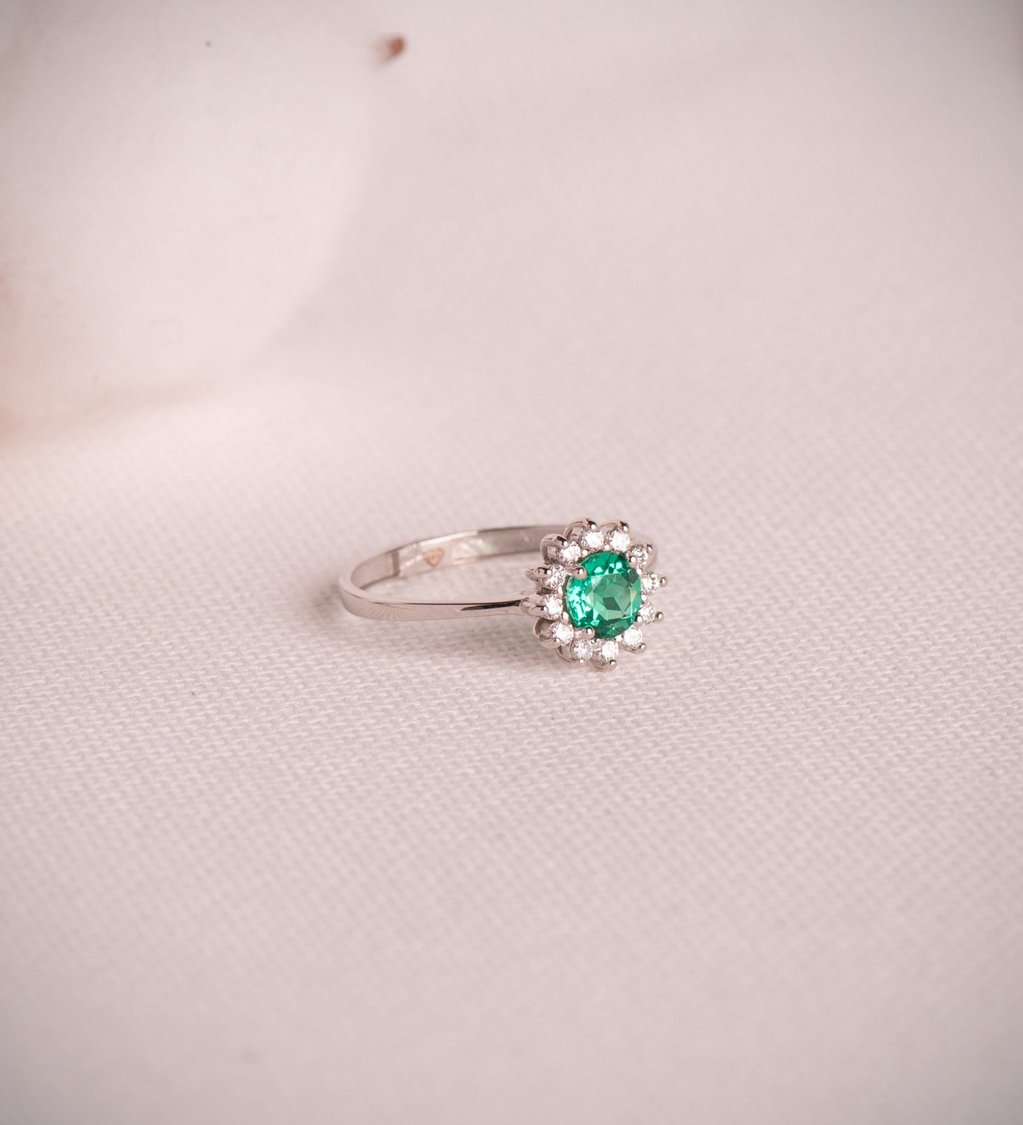 18K SORTIJA ORO BLANCO ESMERALDA RECRISTALIZADA 5 MM 0,48 QT Y DIAMANTES 0,17QT. G - VS2