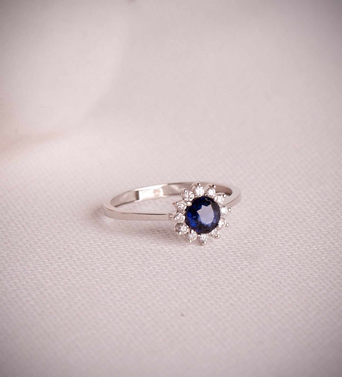 18K SORTIJA ORO BLANCO ZAFIRO 5 MM 0,56 QT Y DIAMANTES 0,17QT. G - VS2