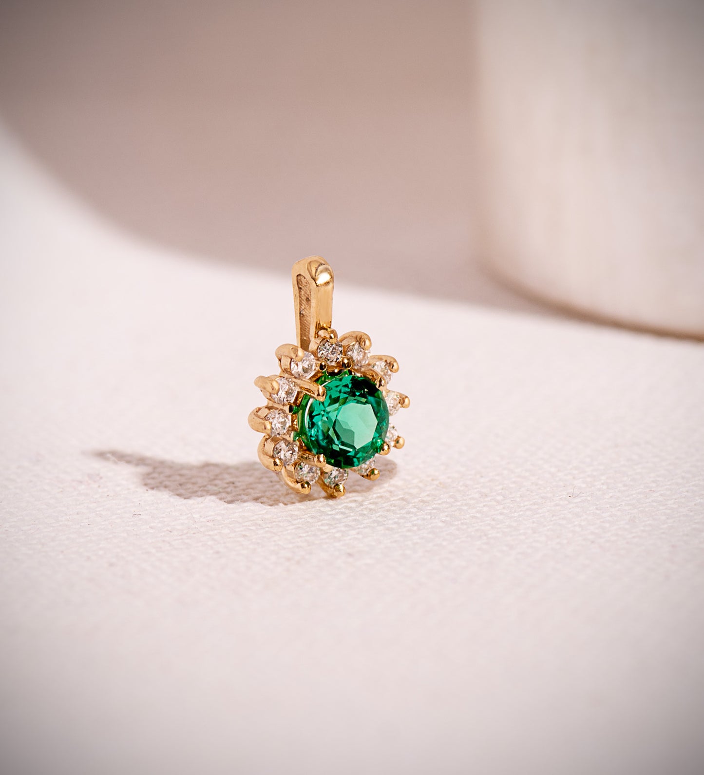 18K COLGANTE ORO AMARILLO 12 DIAMANTES DE LABORATORIO Y ESMERALDA RECRISTALIZADA 5 MM 0,48 QT 0,170 QTS. VS2-G. 13 X 9 MM