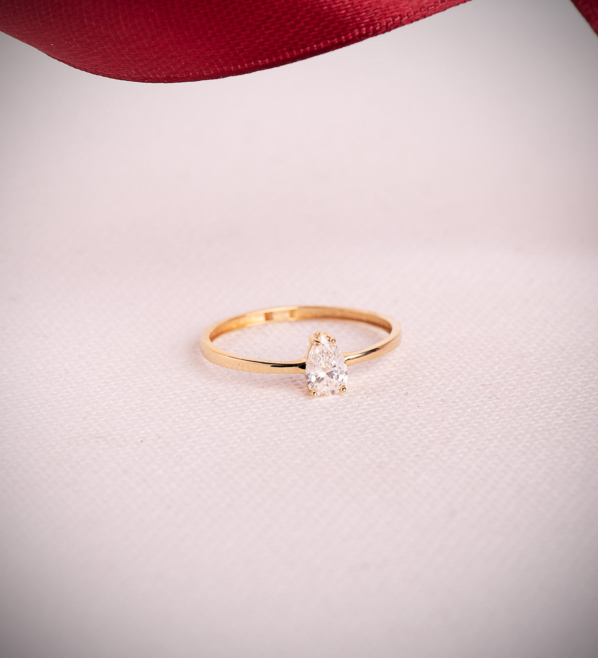 Sortija Diamante Laboratorio Talla Pera 0,35 Qtes. Vs2 - G. Ancho: 6 mm de oro amarillo 18K