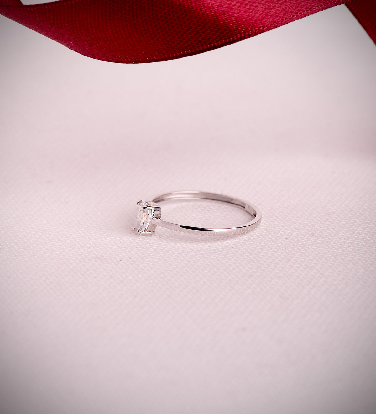 Sortija Diamante Laboratorio Talla Pera 0,35 Qtes. Vs2 - G. Ancho: 6 mm de oro blanco 18K