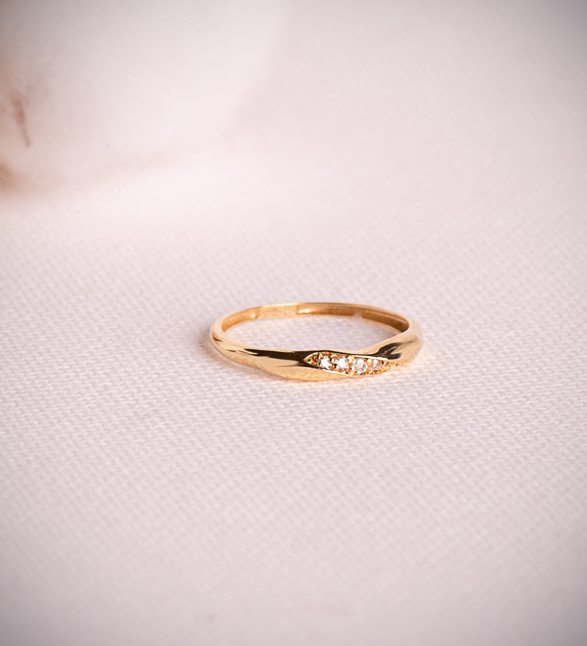 Sortija Reliada con Diamantes 0,05qtes. E - Vs2. Ancho: 2,5 mm de oro amarillo 18K