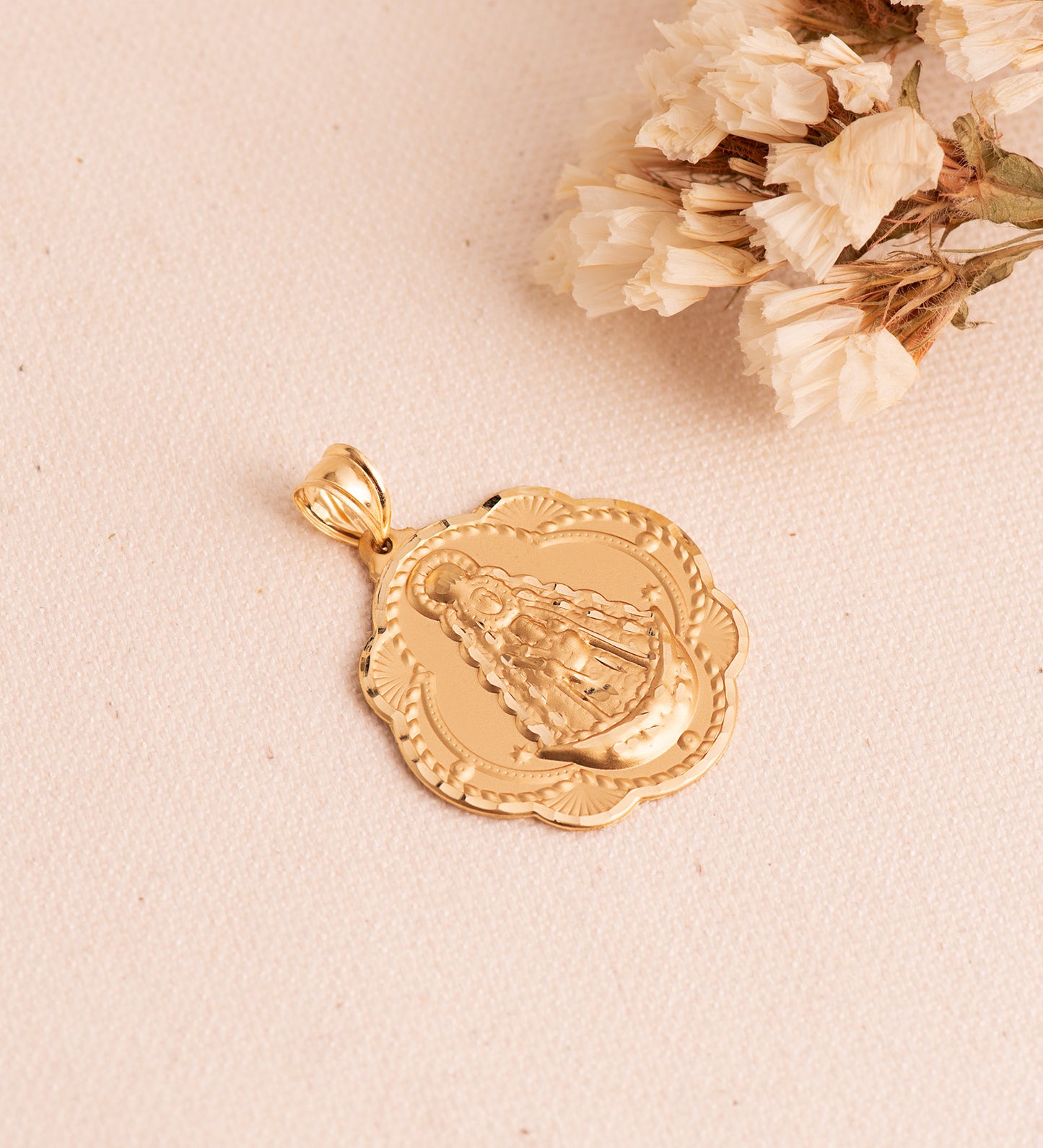 Medalla Virgen del Rocio Pandereta 26 x 24 mm de oro amarillo 18K