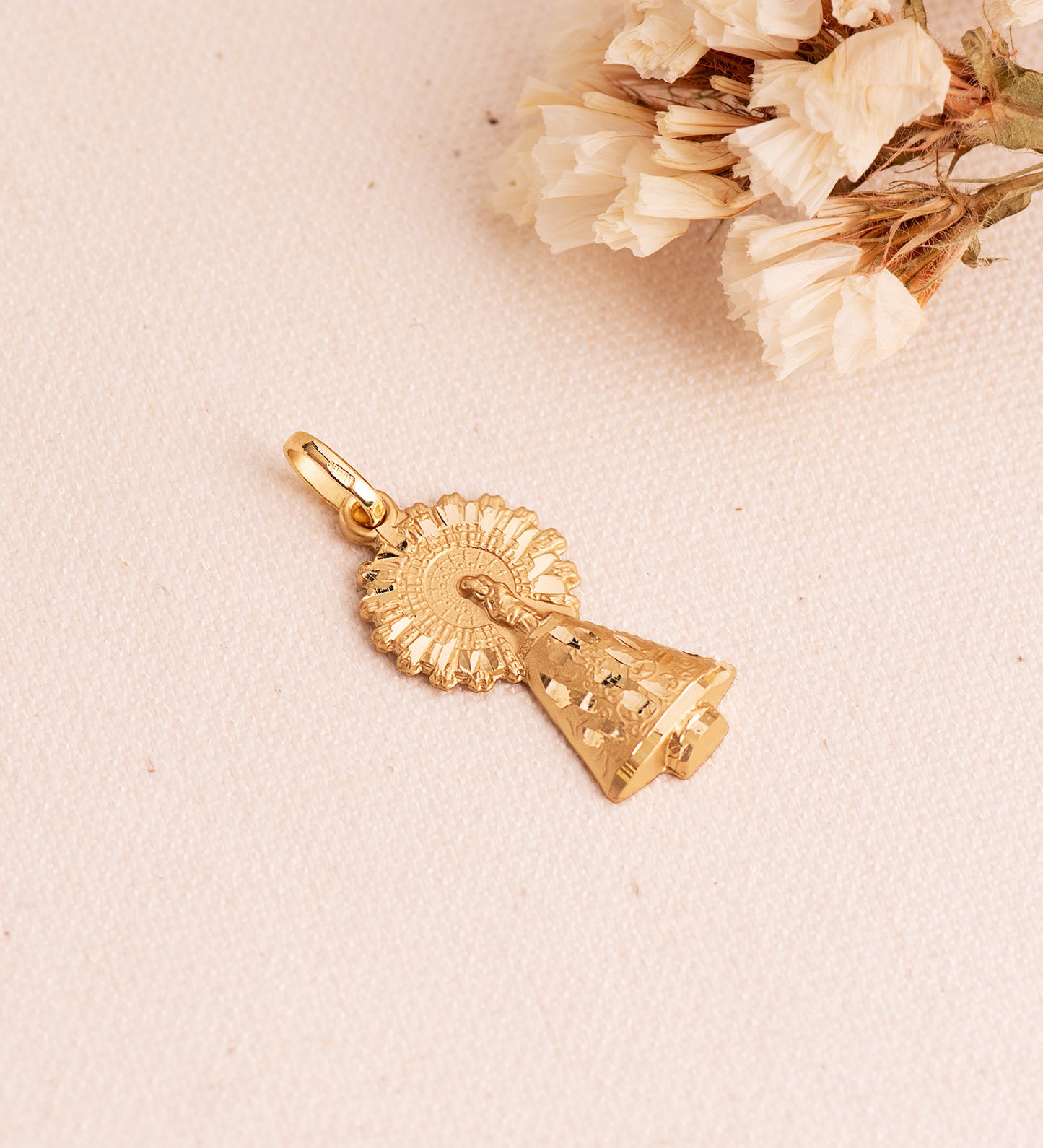 Medalla Virgen del Pilar Silueta Tallada 26 mm de oro amarillo 18K
