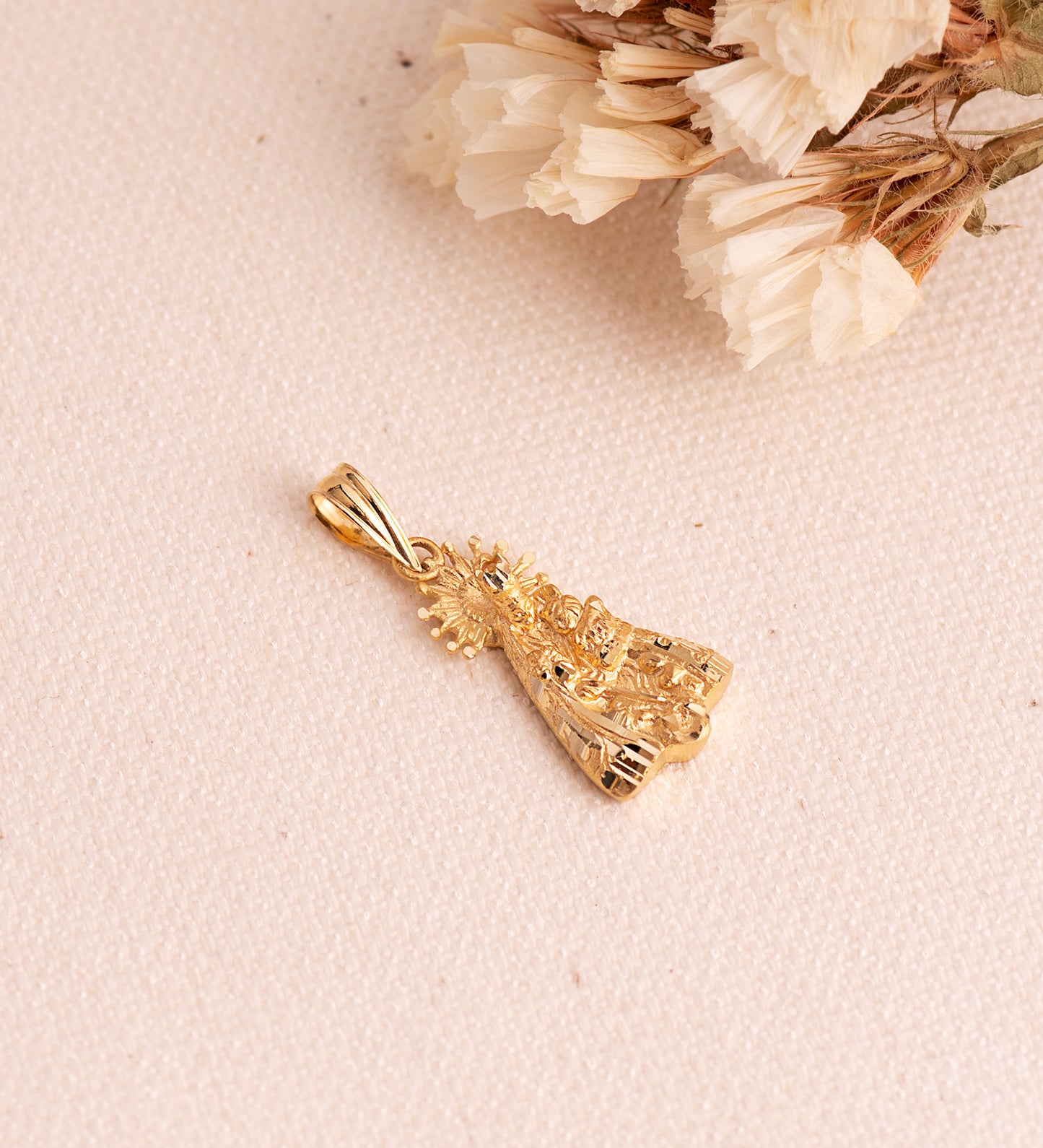 Medalla Silueta Virgen de Los Desamparados 20 x 10 mm de oro amarillo 18K