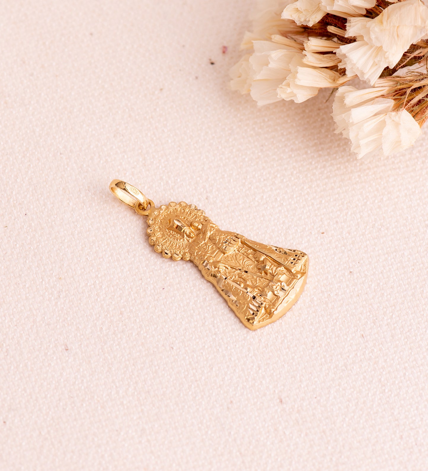 Medalla Silueta Virgen de Los Desamparados 26 x 15 mm de oro amarillo 18K