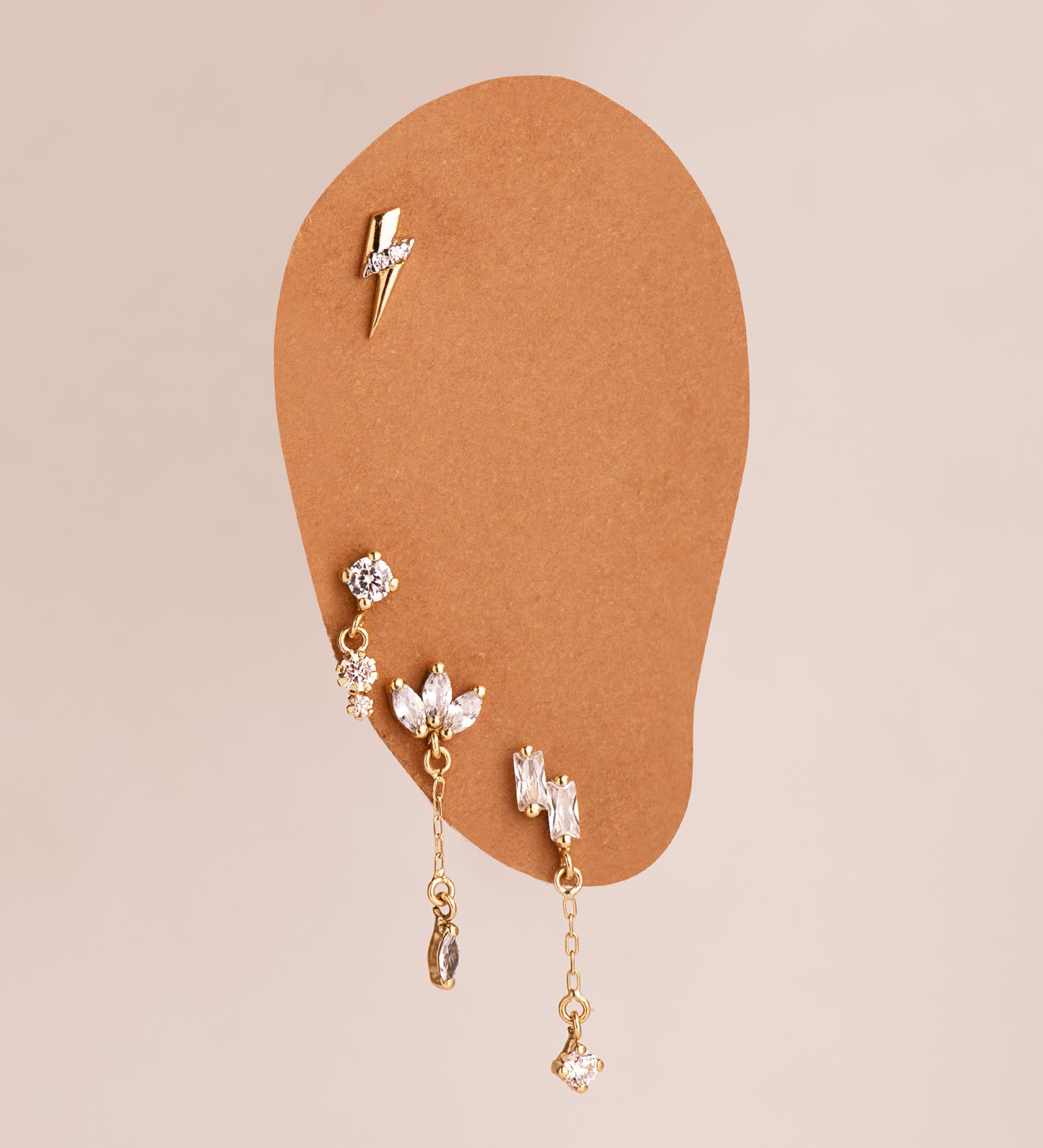 18K PIERCING DE OREJA ORO AMARILLO CON 3 CIRCONITAS Y CADENA. GRUESO BARRA 1.20 MM. MEDIDA: 22 X 7 MM. CIERRE TUERCA