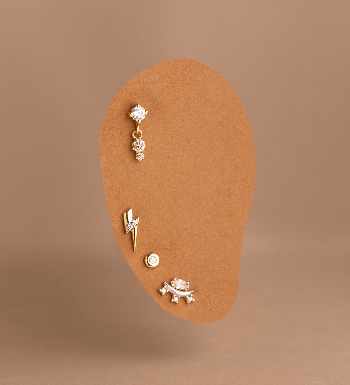 18K PIERCING ORO AMARILLO RAYO CON CIRCONITAS. MEDIDA: 9X3 MM CIERRE TUERCA