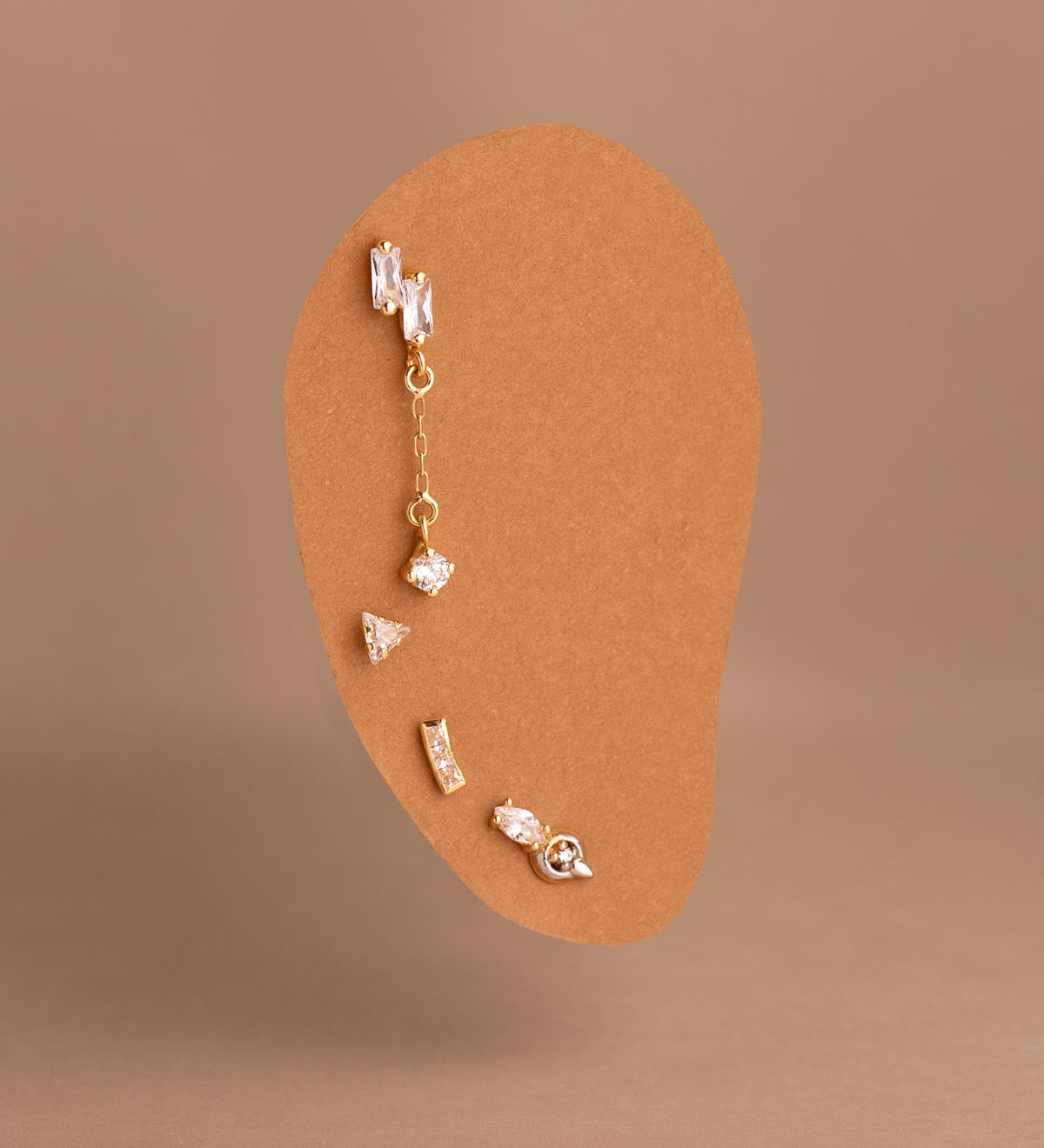 Pendientes Bicolor Motivo con Circonitas. Medida: 8 x 4 mm. Cierre Tuerca 18K