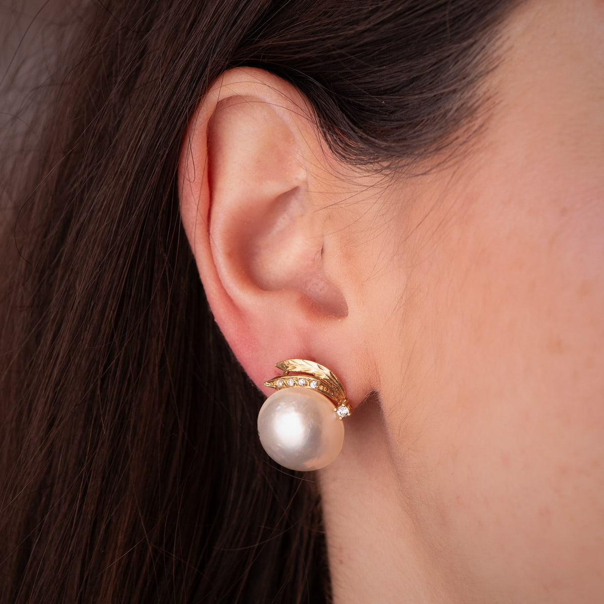 Pendientes Perla Japonesa 14,5 mm. Medida: 19 x 15 mm. de oro amarillo 18K
