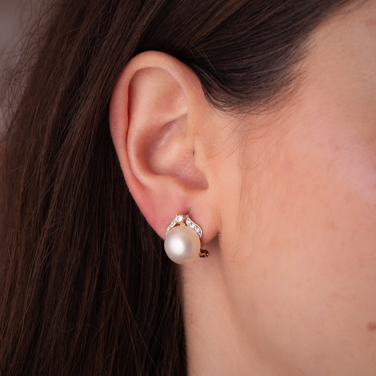 Pendientes Bicolor Perla Japonesa con Circonitas. Medida: 14 x 11 mm. 18K