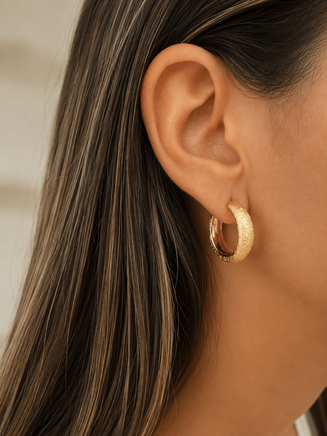 Pendientes aros matizado de aleación de metales con baño de oro de 14 quilates - vista adicional