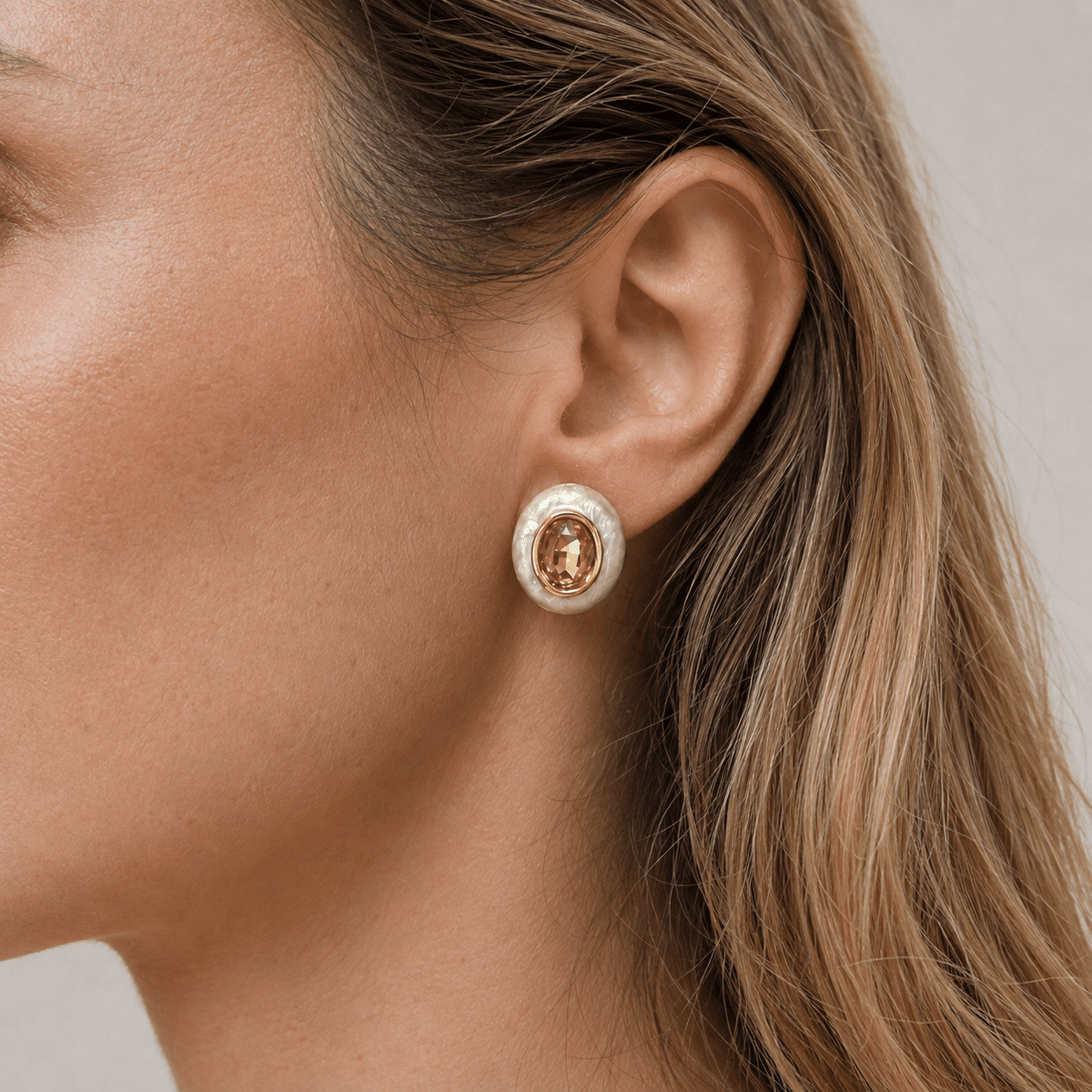 Pendiente Botón Aura con baño de oro de 14 quilates - imagen adicional - Joyería Zafir