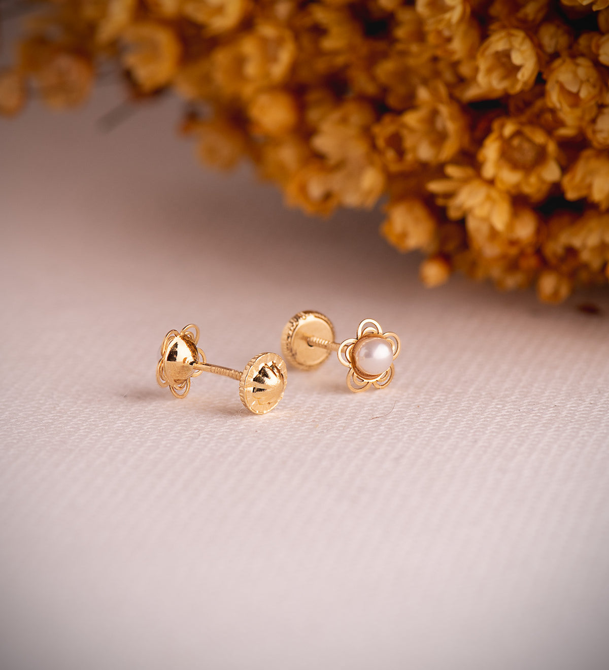 Pendientes Flor Calada con Perla 3 mm. Medida: 6 mm.cierre Tuerca de oro amarillo 18K