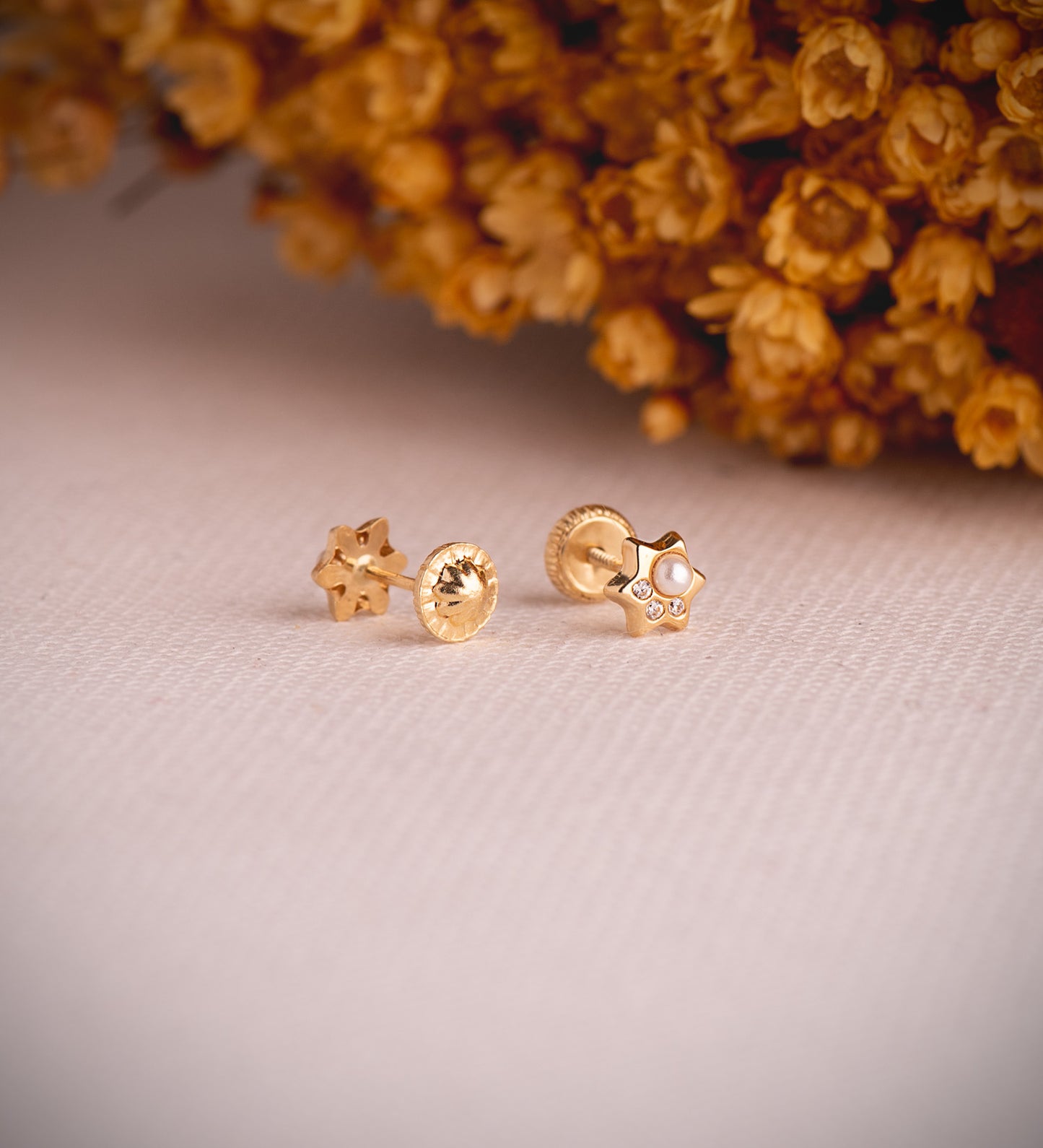 Pendientes Estrella con Perla y Circonitas. Medida: 6 x 5 mm. Cierre Tuerca de oro amarillo 18K