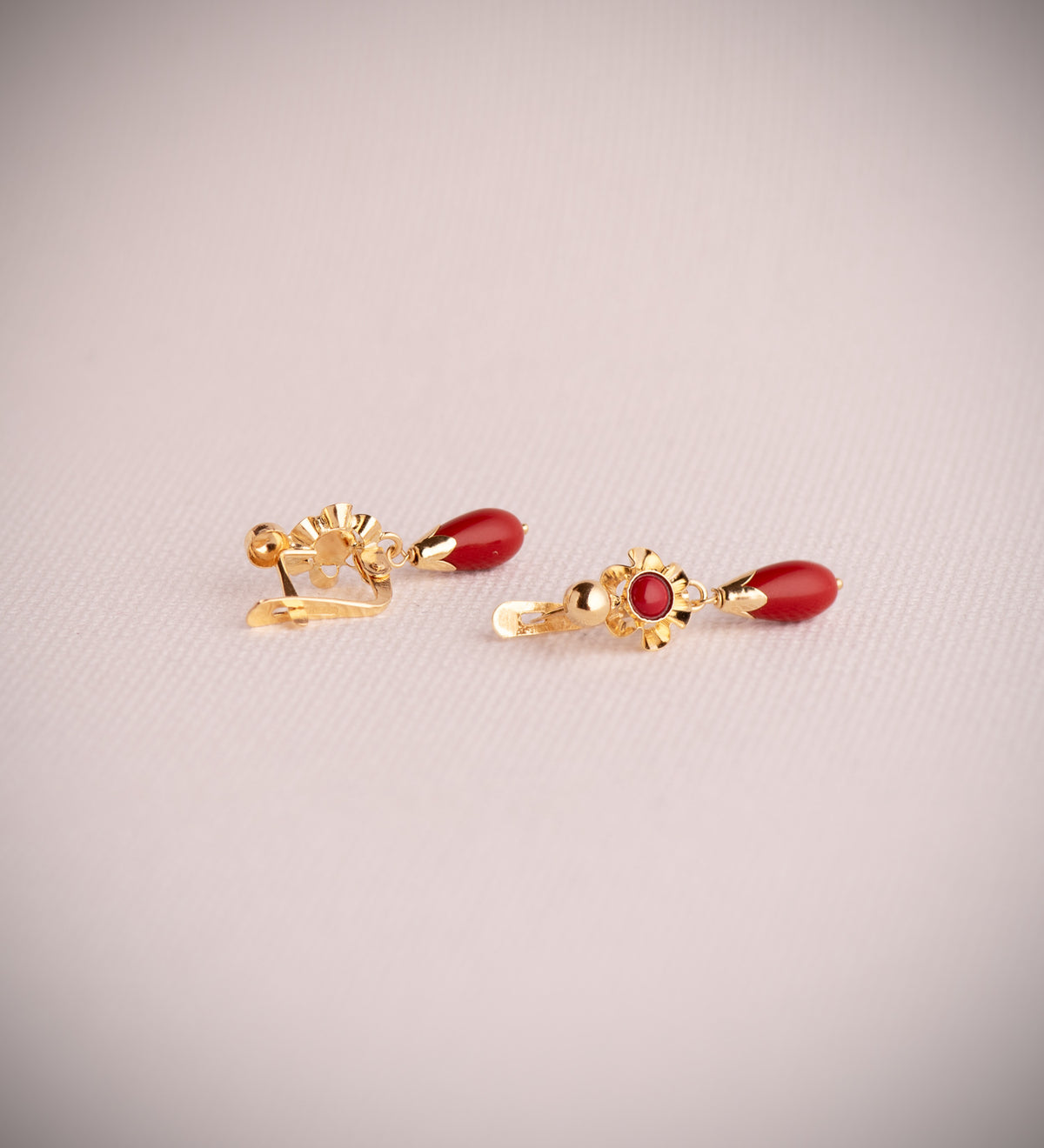 Pendientes Cubanas Lagrima Coralina. Medida: 22 x 7 mm. de oro amarillo 18K