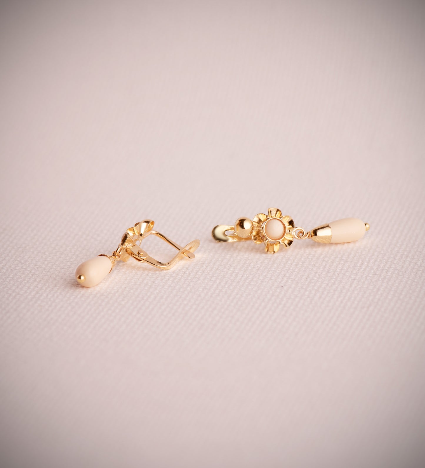 18K PENDIENTES ORO AMARILLO CUBANAS LAGRIMA MARFIL. MEDIDA: 22X7 MM. CIERRE CATALAN