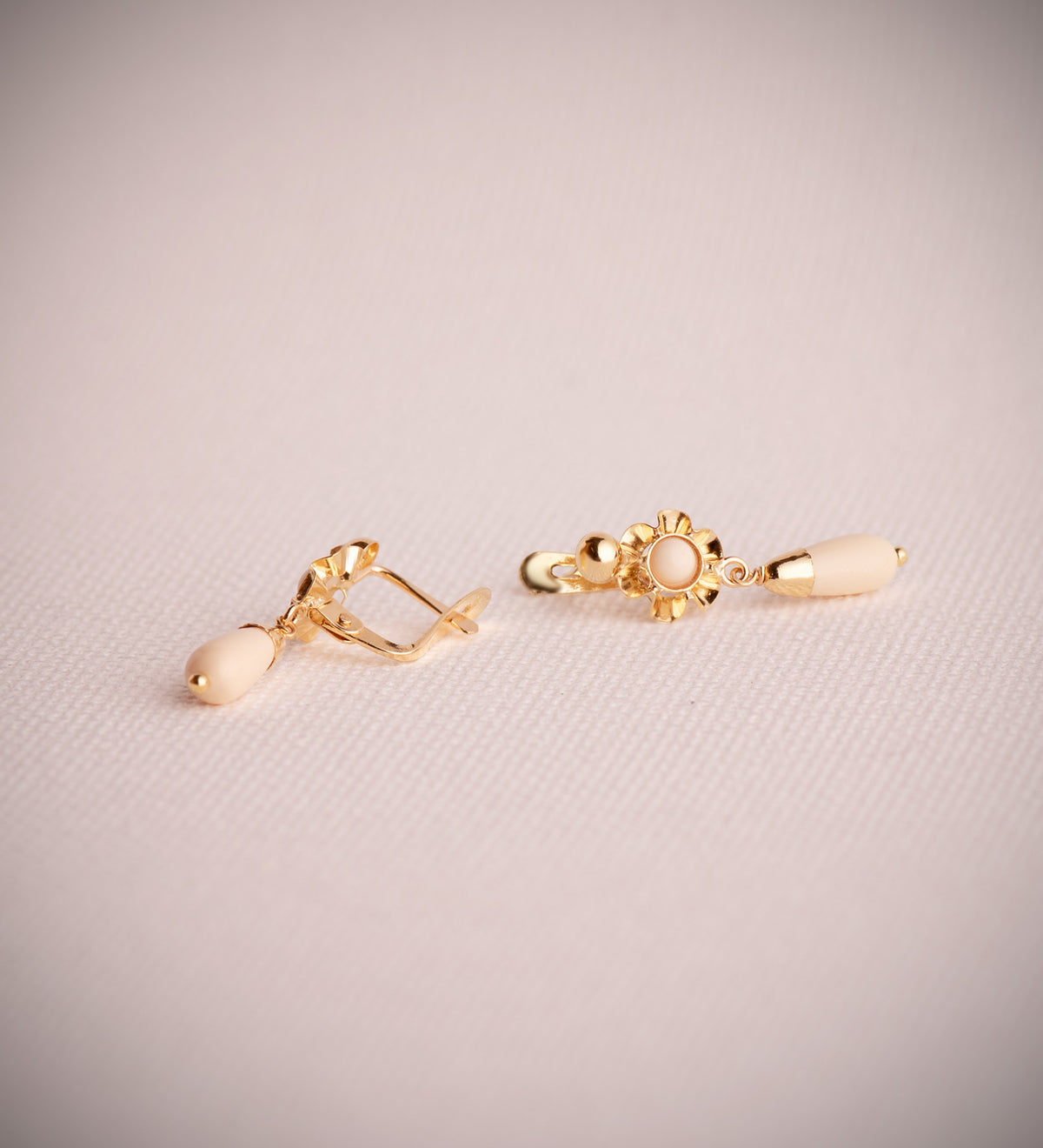 Pendientes Cubanas Lagrima Marfil. Medida: 22 x 7 mm. de oro amarillo 18K