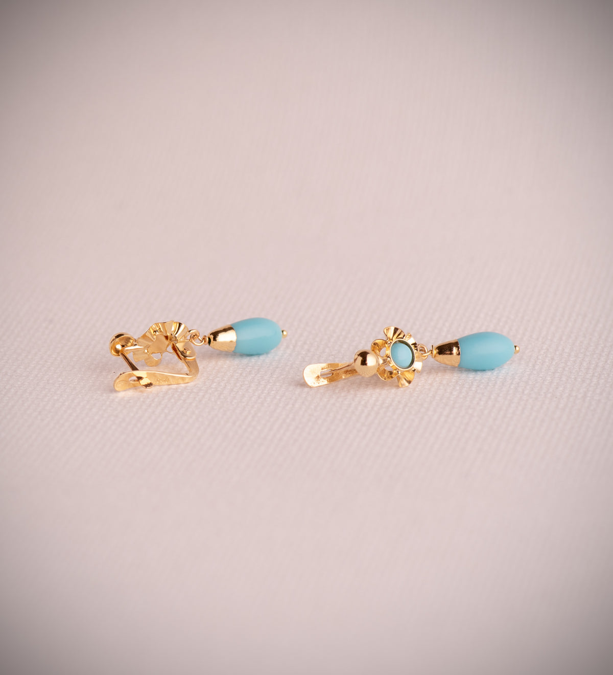 Pendientes Cubanas Lagrima Turquesa. Medida: 22 x 7 mm. de oro amarillo 18K