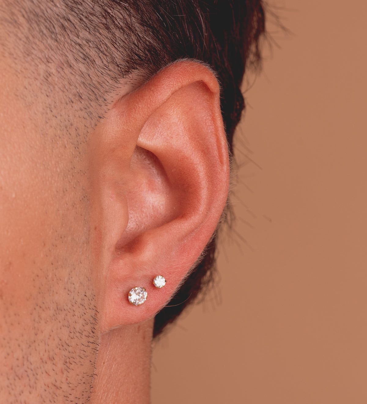 Pendientes 6 Garras con Circonita. Ancho: 5 mm de oro amarillo 18K