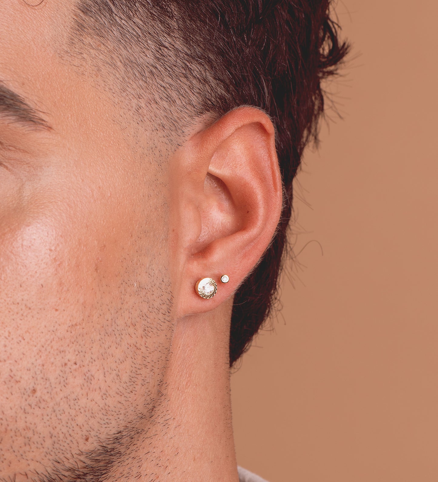 18K PIERCING DE OREJA ORO AMARILLO CHATON 3 MM CON CIRCONITA. GRUESO BARRA 1.20 MM. CIERRE TUERCA