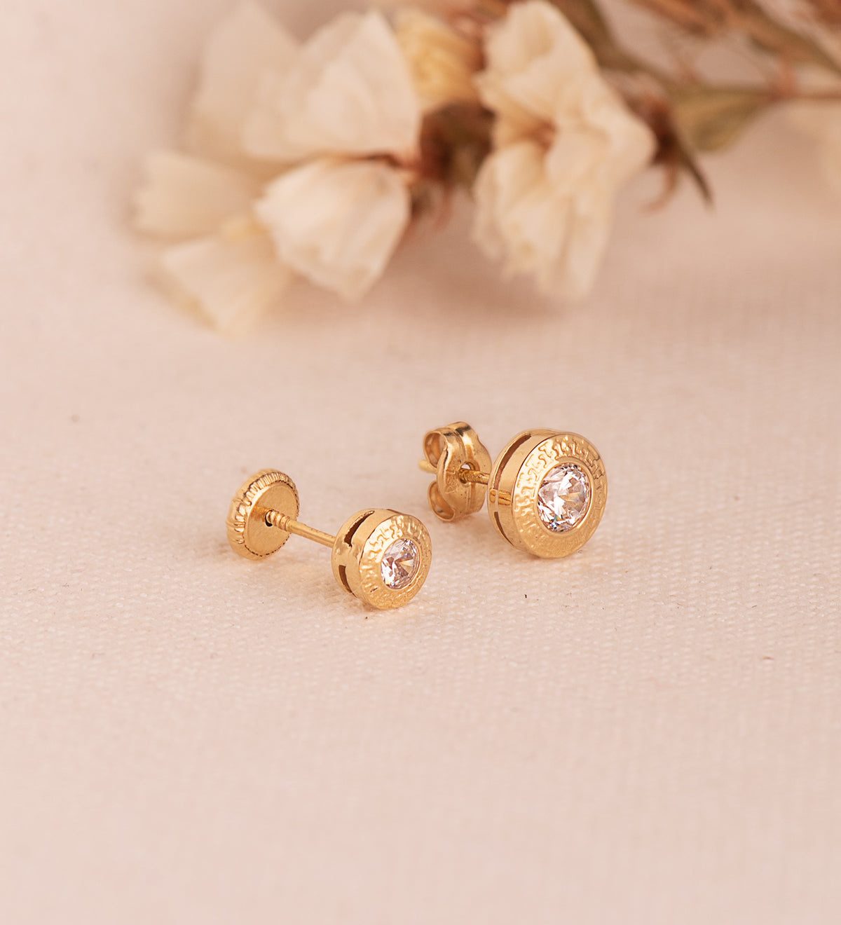 Pendientes Chaton Redondos 5 mm con Greca y Circonita. Cierre Tuerca de oro amarillo 18K