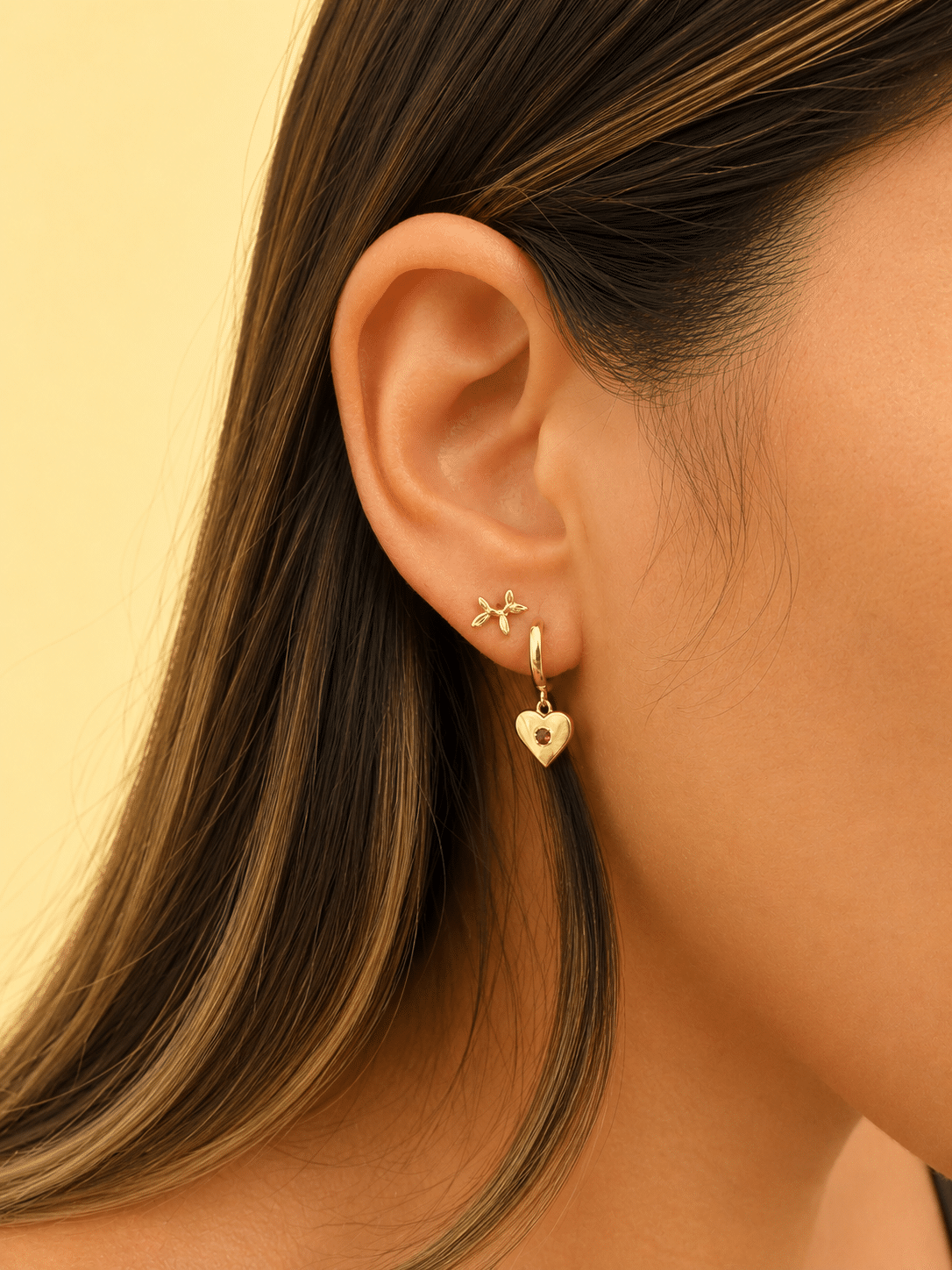Pendientes love de plata de ley con baño de oro de 14 quilates - imagen adicional - Joyería Zafir