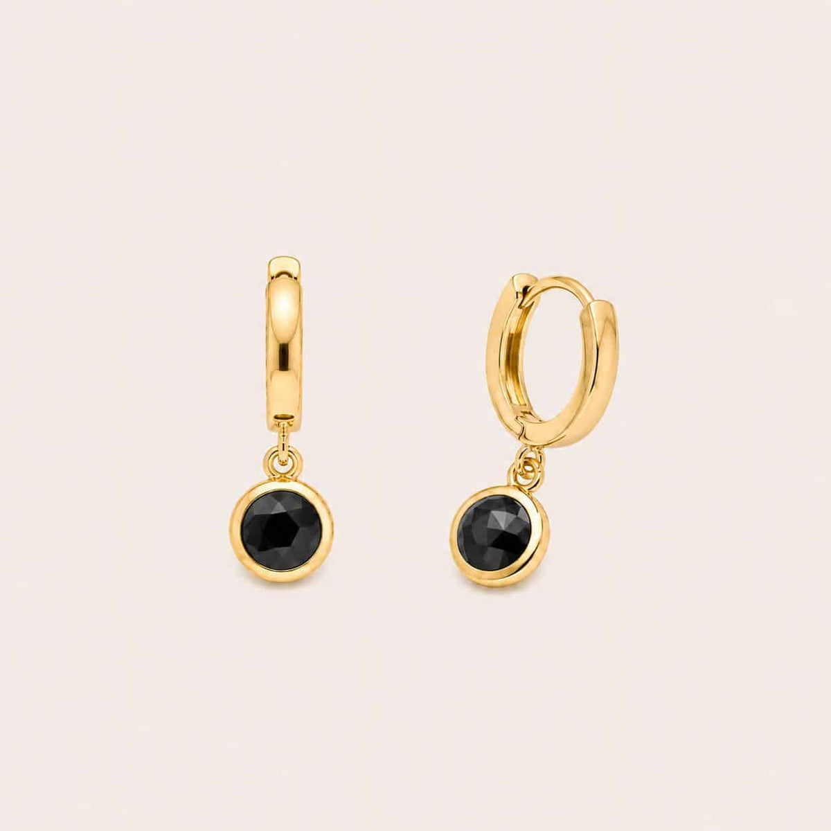 Pendiente Ónix negro de plata de ley con baño de oro de 14 quilates - Joyería Zafir