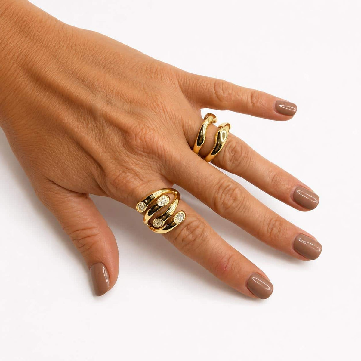 Anillo abrazo Aura con baño de oro de 14 quilates - imagen adicional - Joyería Zafir