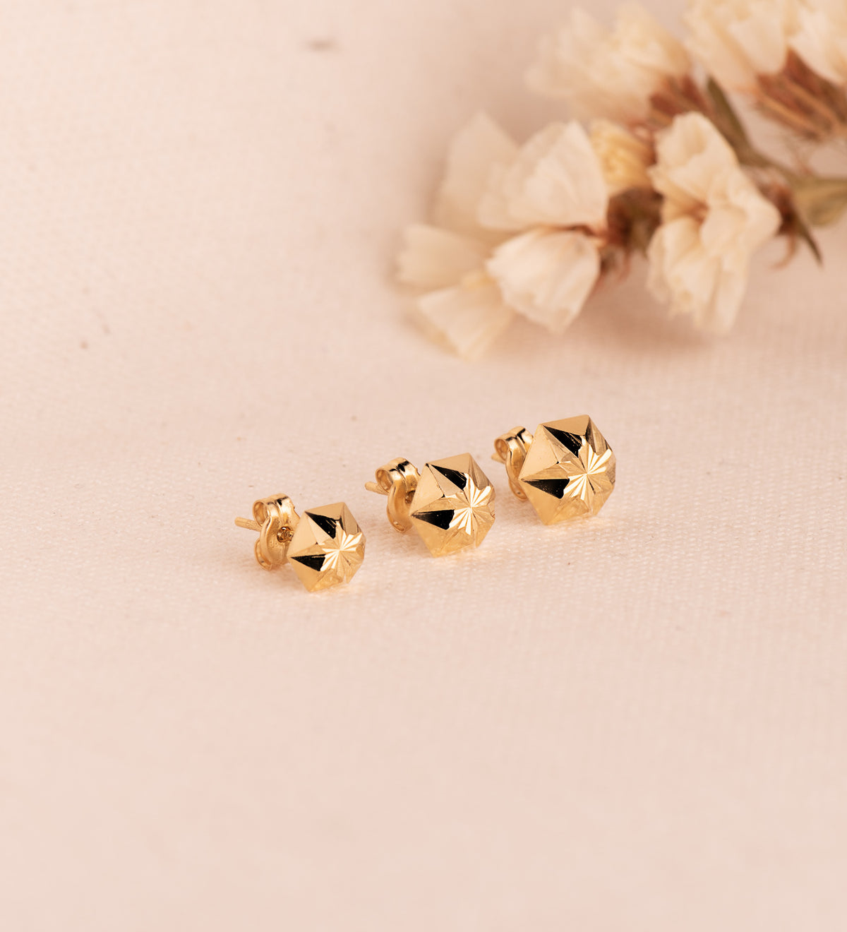 Pendientes Clavo Estrella Tallados. Medida: 9 x 8 mm. de oro amarillo 18K