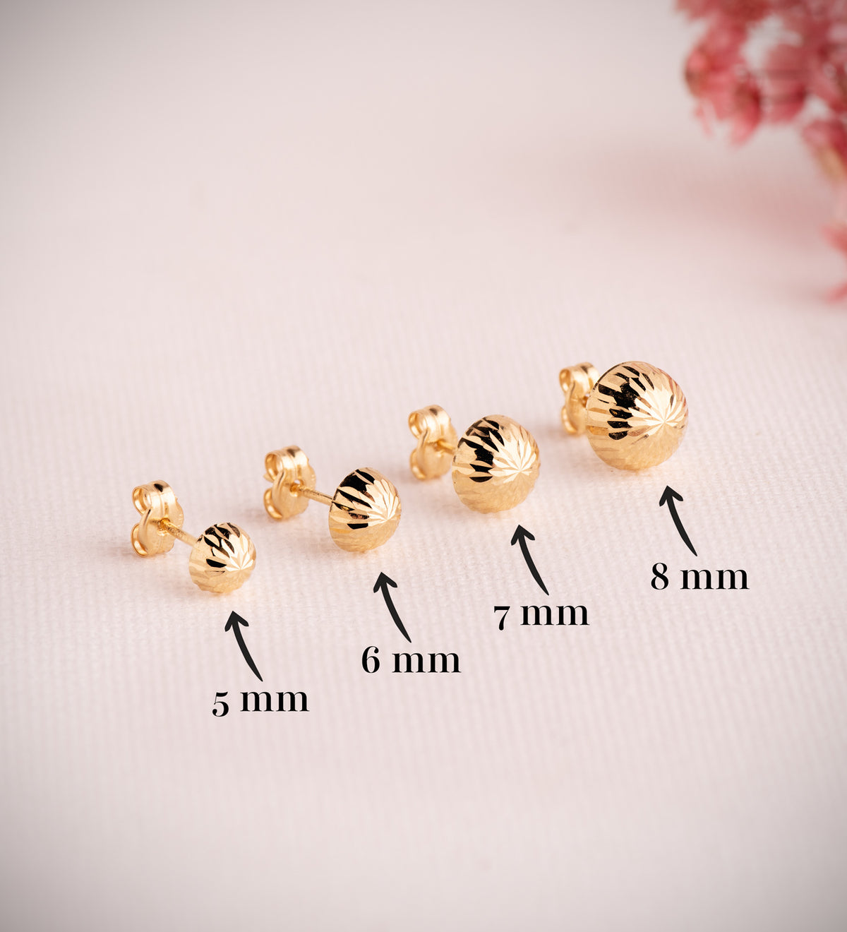 Pendientes Media Bola Tallada Hueca. Ancho: 7 mm. de oro amarillo 18K