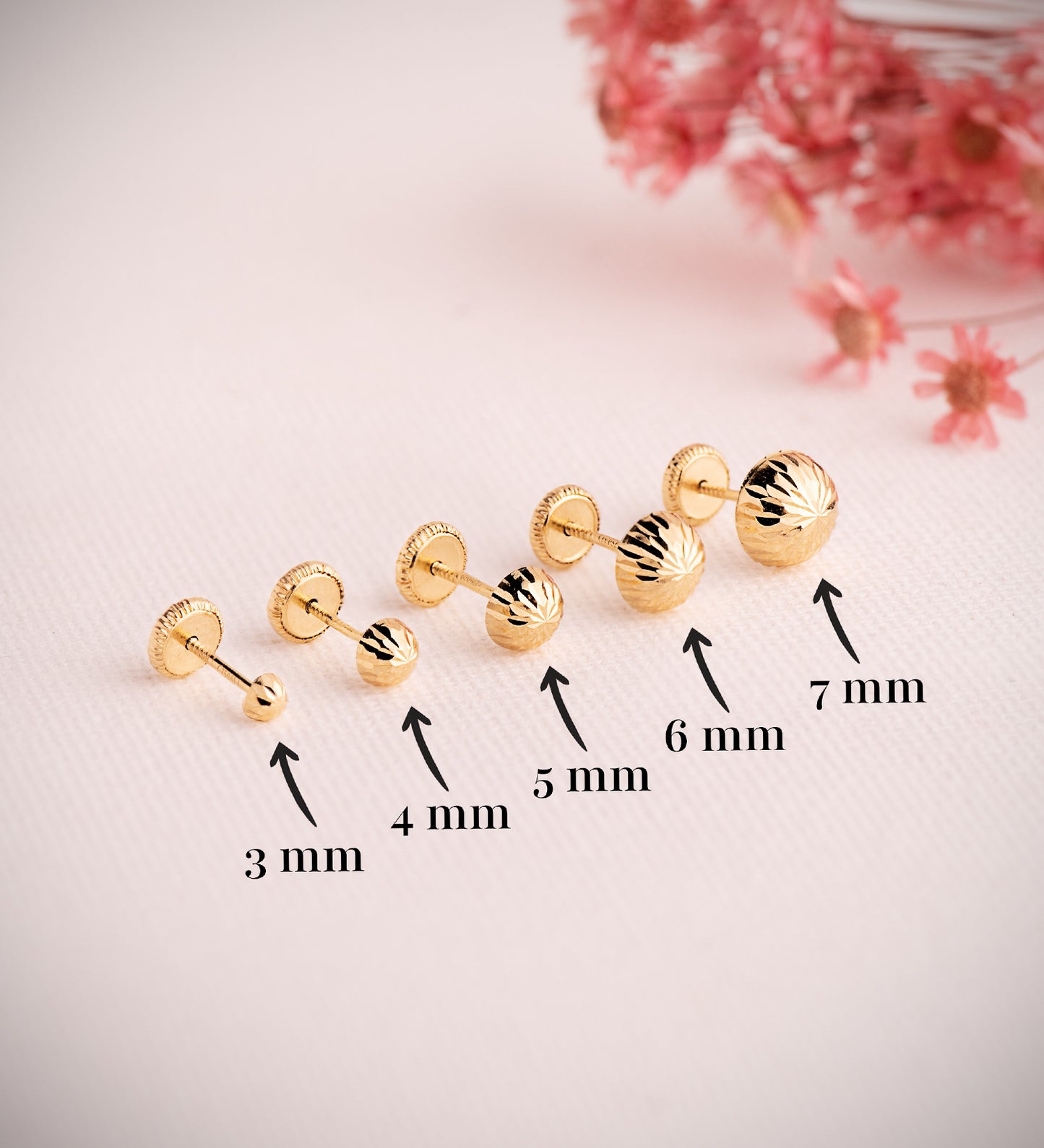 18K PENDIENTES ORO AMARILLO MEDIA BOLA TALLADA HUECA. ANCHO: 4 MM. CIERRE TUERCA