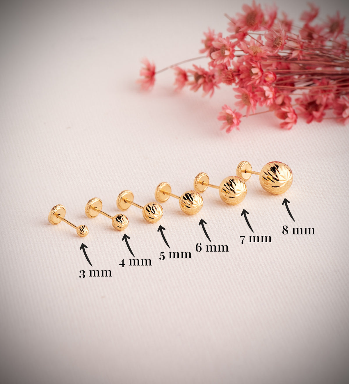 Pendientes Bola Tallada Hueca. Ancho: 5 mm. Cierre Tuerca de oro amarillo 18K