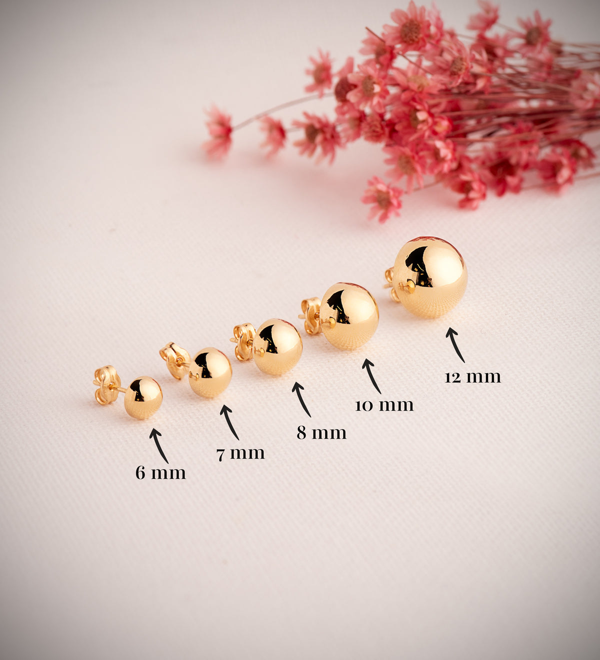 Pendientes Media Bola Lisa Hueca. Ancho: 12 mm. de oro amarillo 18K