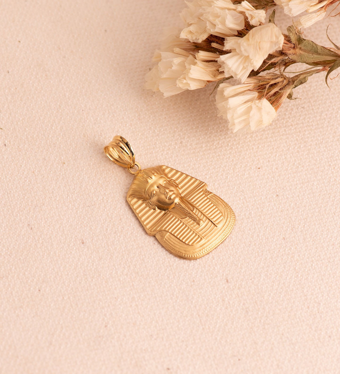 Colgante Egipcio Tutankamon Matizado. 24 x 18 mm de oro amarillo 18K