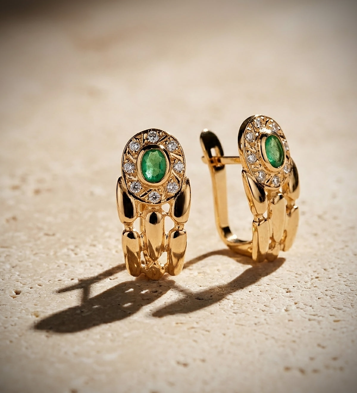 Pendientes Panter con Esmeralda y Circonitas. 16 x 8 mm. de oro amarillo 18K