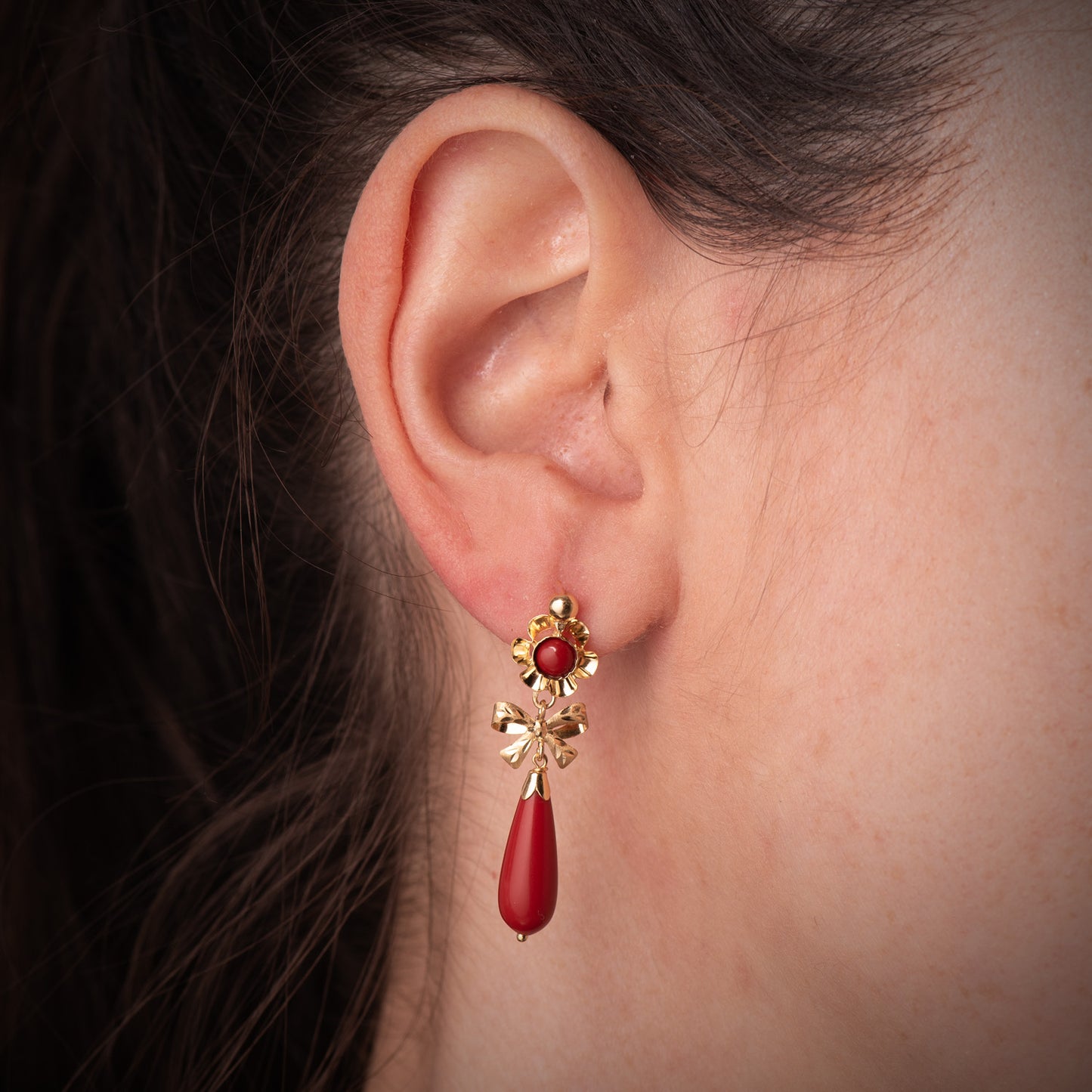Pendientes Cubanas Lazo Coralina. Medida: 33 x 10 mm. de oro amarillo 18K
